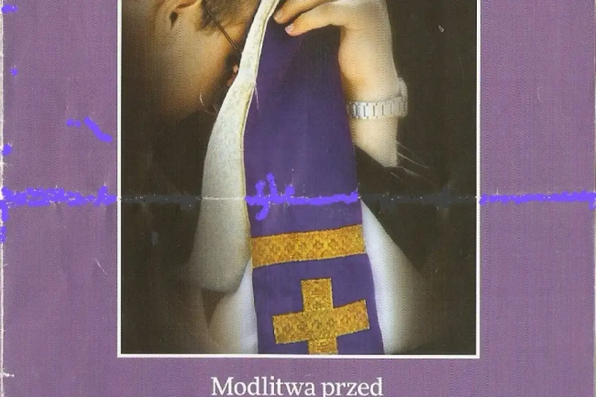 Modlitwa przed rozważaniem najczęstszych grzechów katolików. Dłoń z zegarkiem na nadgarstku, fioletowa stuła z krzyżem.