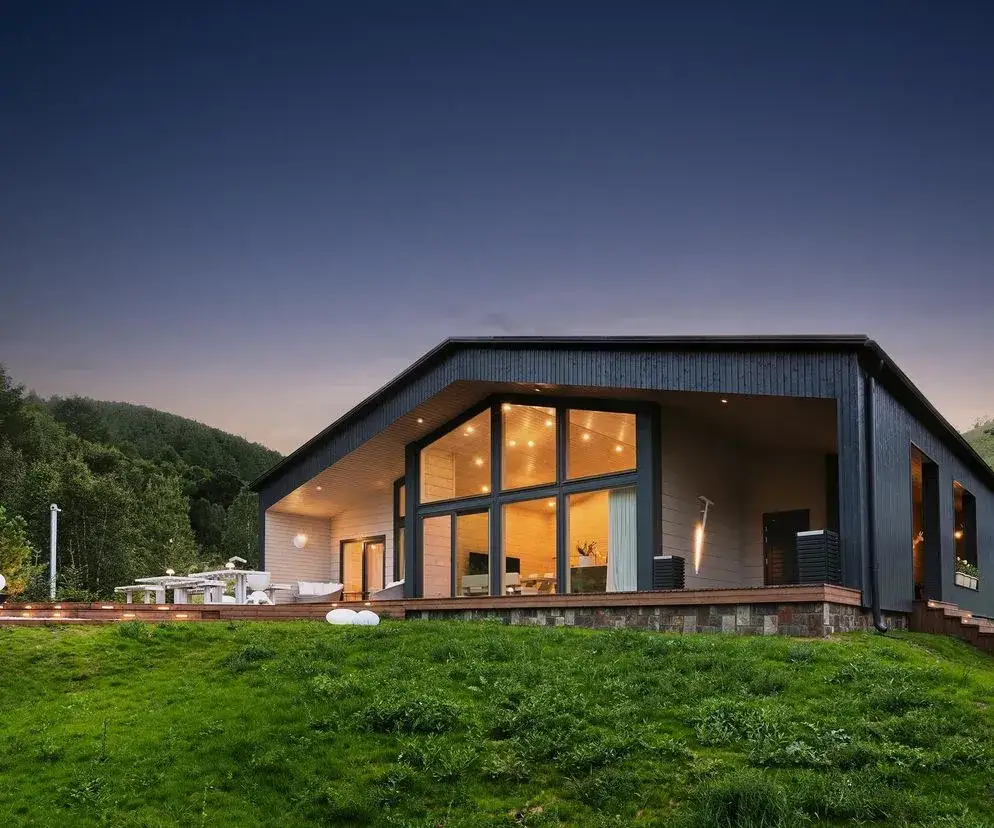 Ocieplenie domu drewnianego: od wewnątrz czy z zewnątrz? Wybierz mądrze!