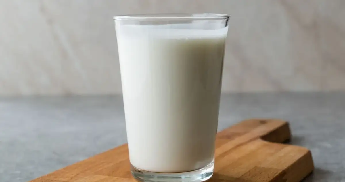 Maślanka czy kefir na odchudzanie – co lepiej wspiera utratę wagi?