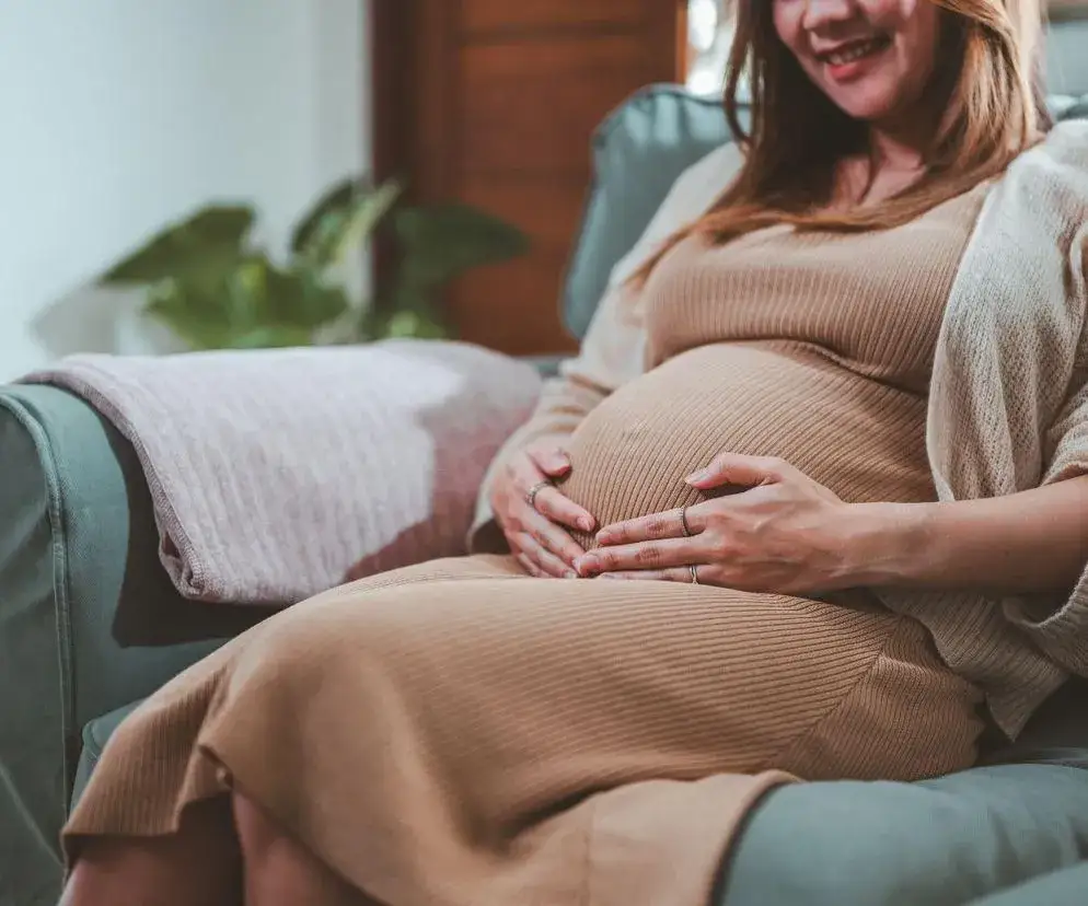 Obniżenie brzucha w ciąży: Kiedy to znak porodu? Ekspert radzi