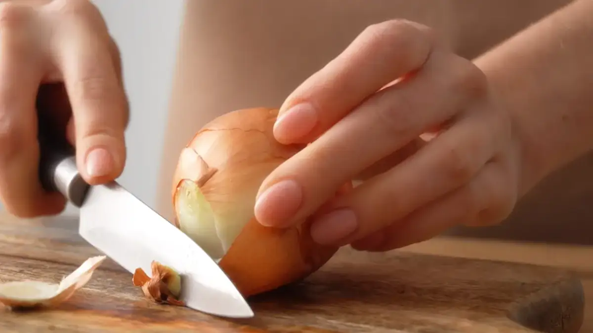 Ile można zarobić na obieraniu cebuli? Sprawdź realne stawki pracy