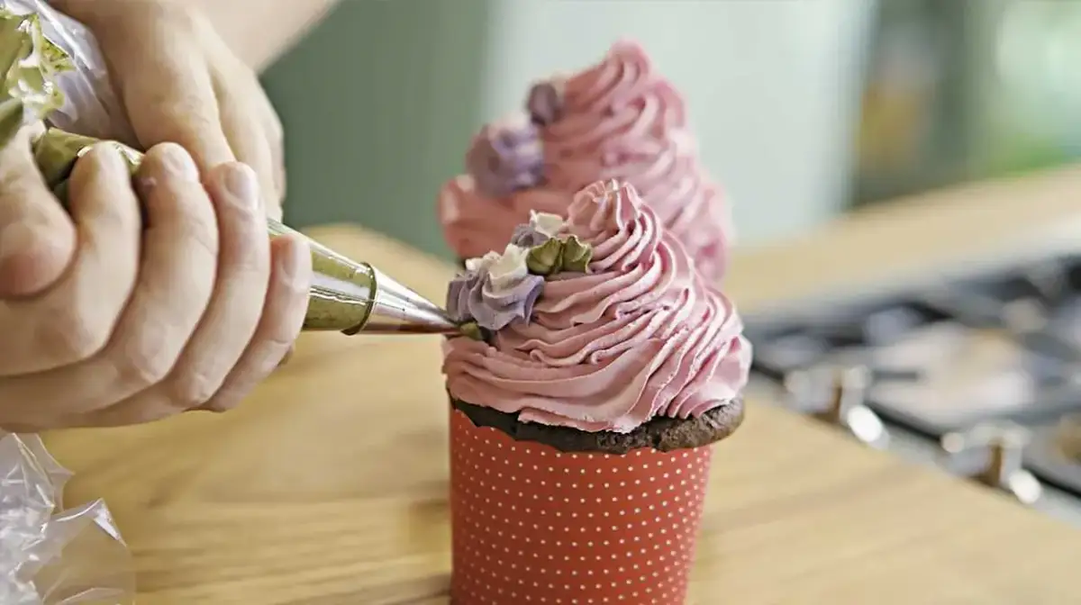 Jak nadziać babeczki kremem łatwo i bez obaw o pęknięcia
