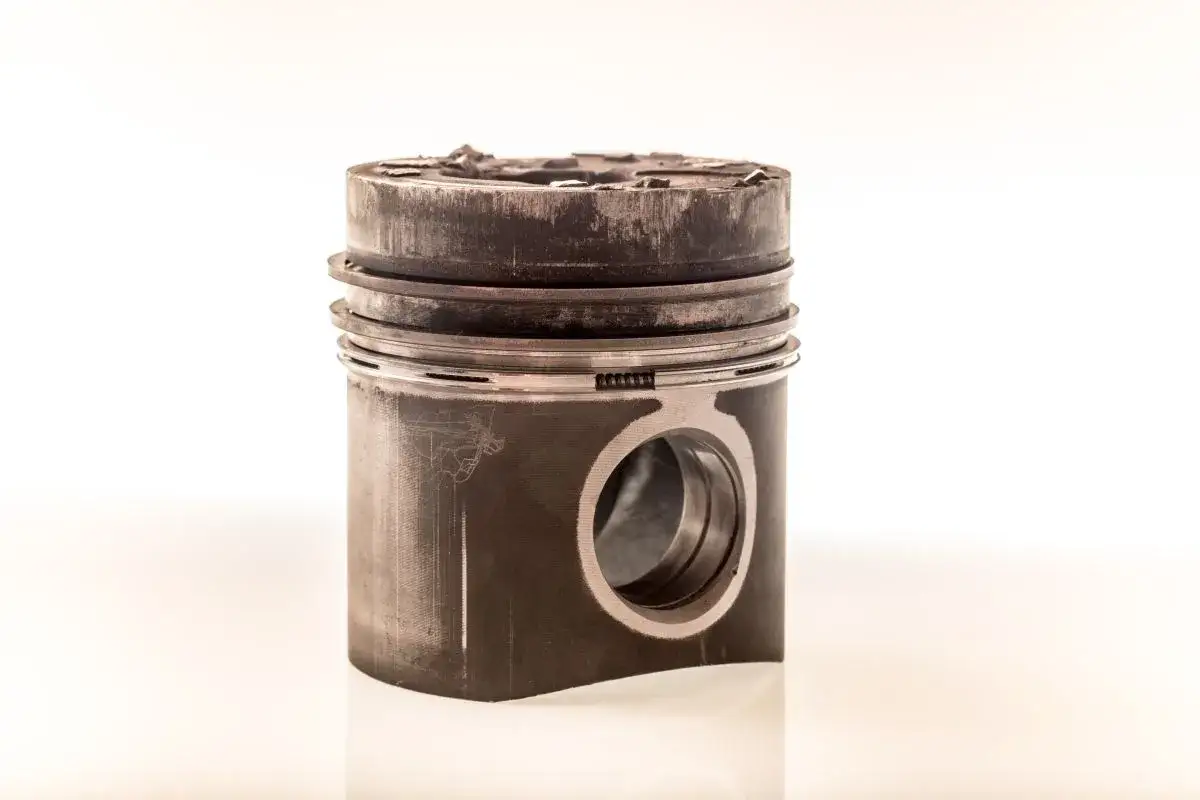 Zapieczone pierścienie tłokowe: objawy, przyczyny, diagnoza i naprawa