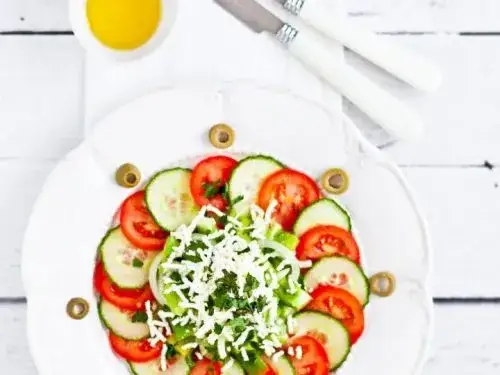 Jaki ser do sałatki szopskiej? Odkryj najlepsze opcje!