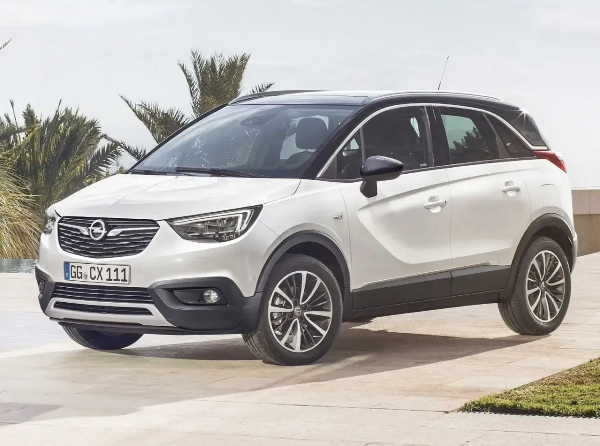Biały Opel Crossland X z czarnym dachem, zaparkowany na tle palmy. Czy to najlepszy Opel?