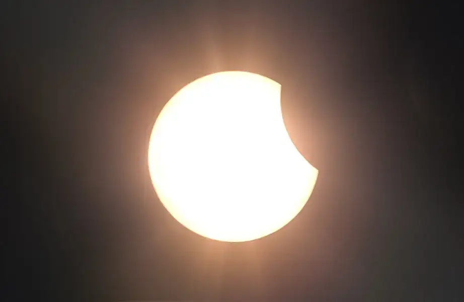 Jak zrobić filtr słoneczny do teleskopu, aby bezpiecznie obserwować Słońce