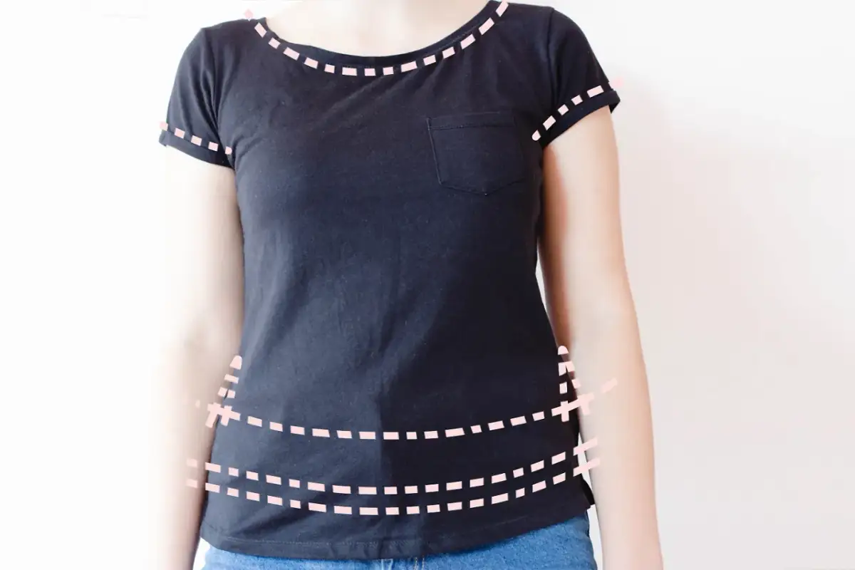 Instrukcja, jak poszerzyć bluzkę po bokach. Kropkowane linie pokazują miejsca cięcia i szycia.