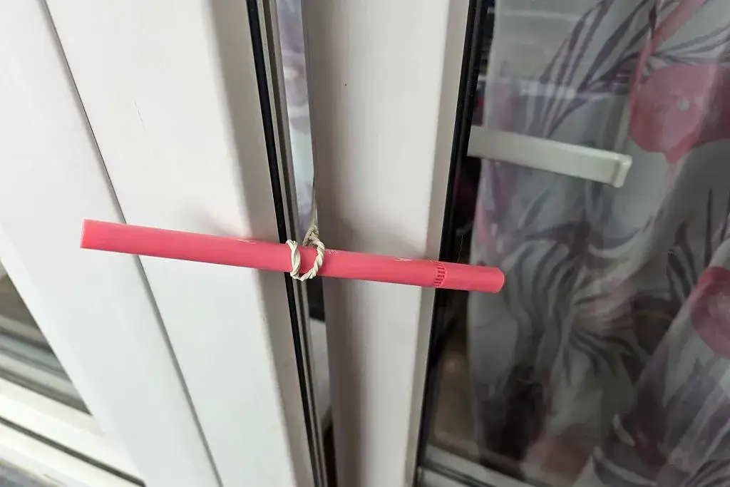 Jak zamknąć okno od zewnątrz? Proste metody na trudne sytuacje