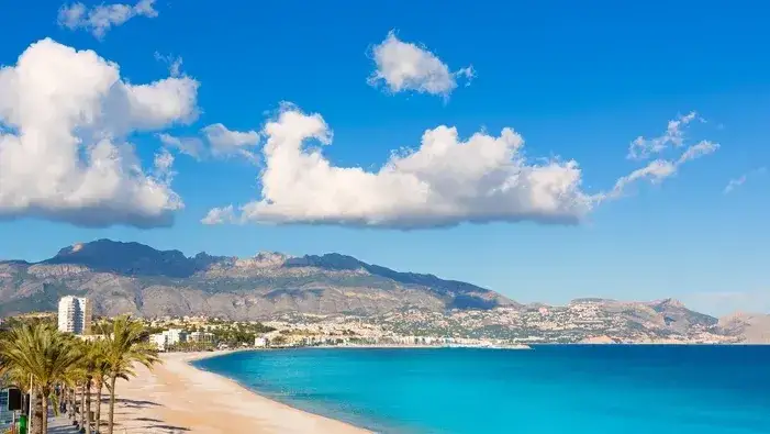 Ile kosztuje lot do Hiszpanii? Ceny biletów, które zaskoczą