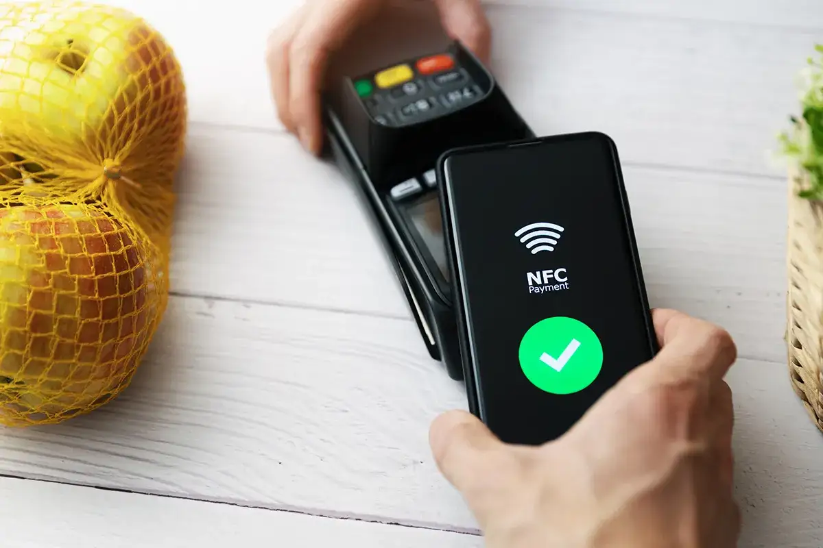 Szybkie zakupy jabłek. Pokazano, jak płacić telefonem zbliżeniowo przez NFC. Transakcja zakończona sukcesem.
