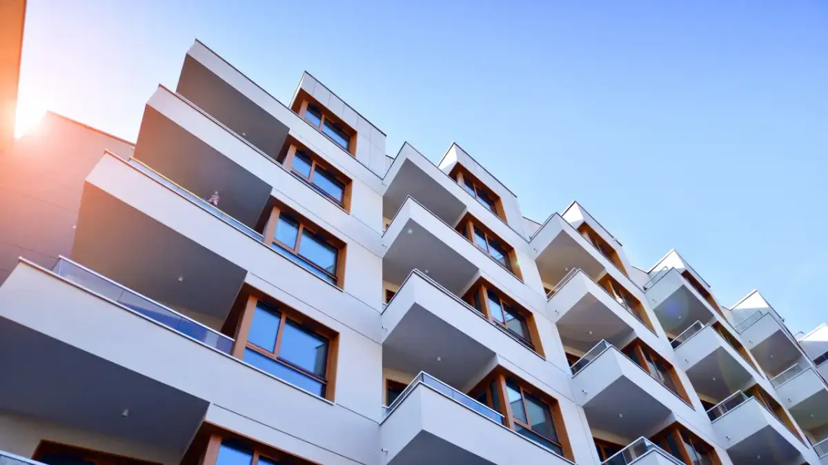 Czy sprzedaż mieszkania trzeba zgłosić do urzędu skarbowego? Sprawdź, by uniknąć kłopotów