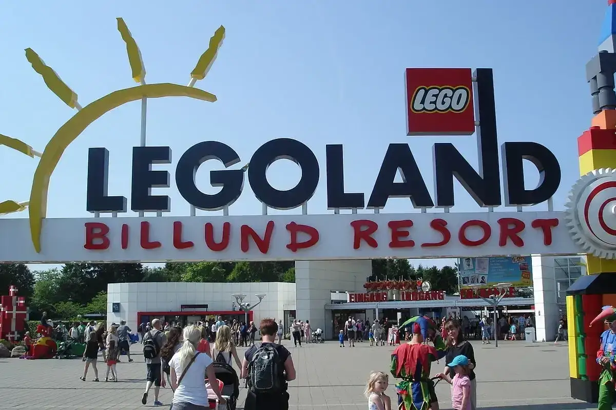 Gdzie jest Legoland? To Legoland Billund Resort w Danii, z wielkim napisem i ludźmi wchodzącymi do parku.