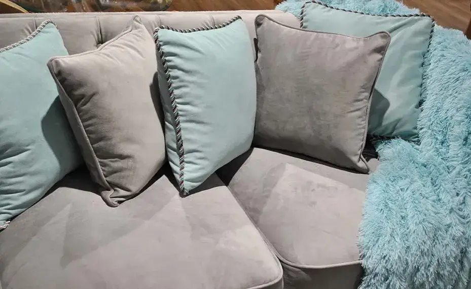 Jak ułożyć poduszki na kanapie, by uniknąć chaosu i zyskać styl