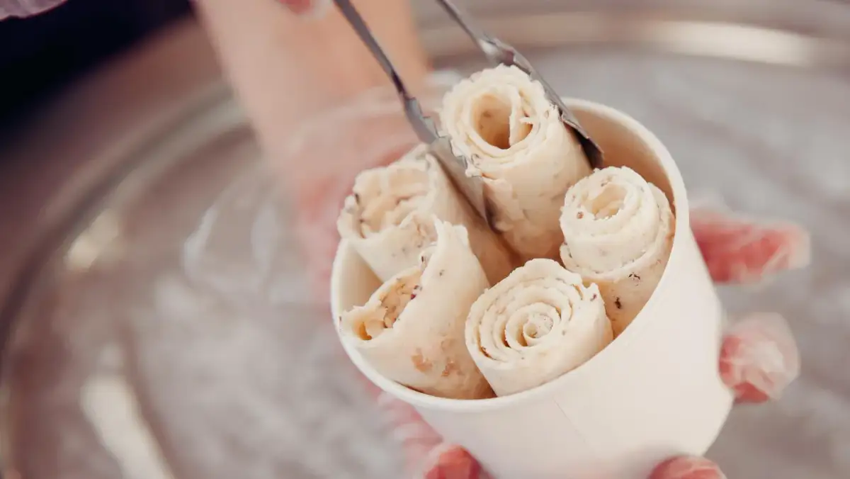 Rolowane lody tajskie w kubeczku, pokazujące, jak zrobić lody tajskie bez maszyny.