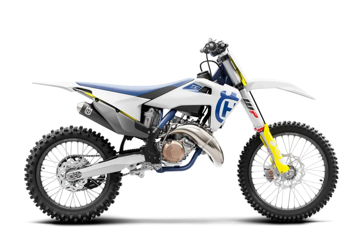 Motocykl Husqvarna 125 2T w białej, niebieskiej i żółtej kolorystyce, widok z boku.