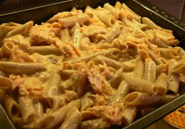 Prosta zapiekanka z makaronem penne, która zachwyci każdego smakosza
