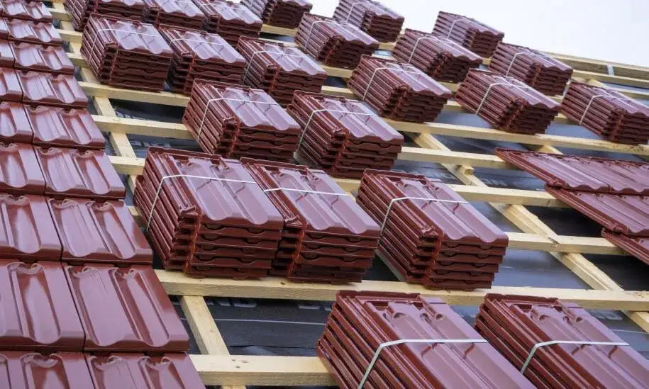 Jak się kładzie dachówkę? Kluczowe kroki i błędy do uniknięcia