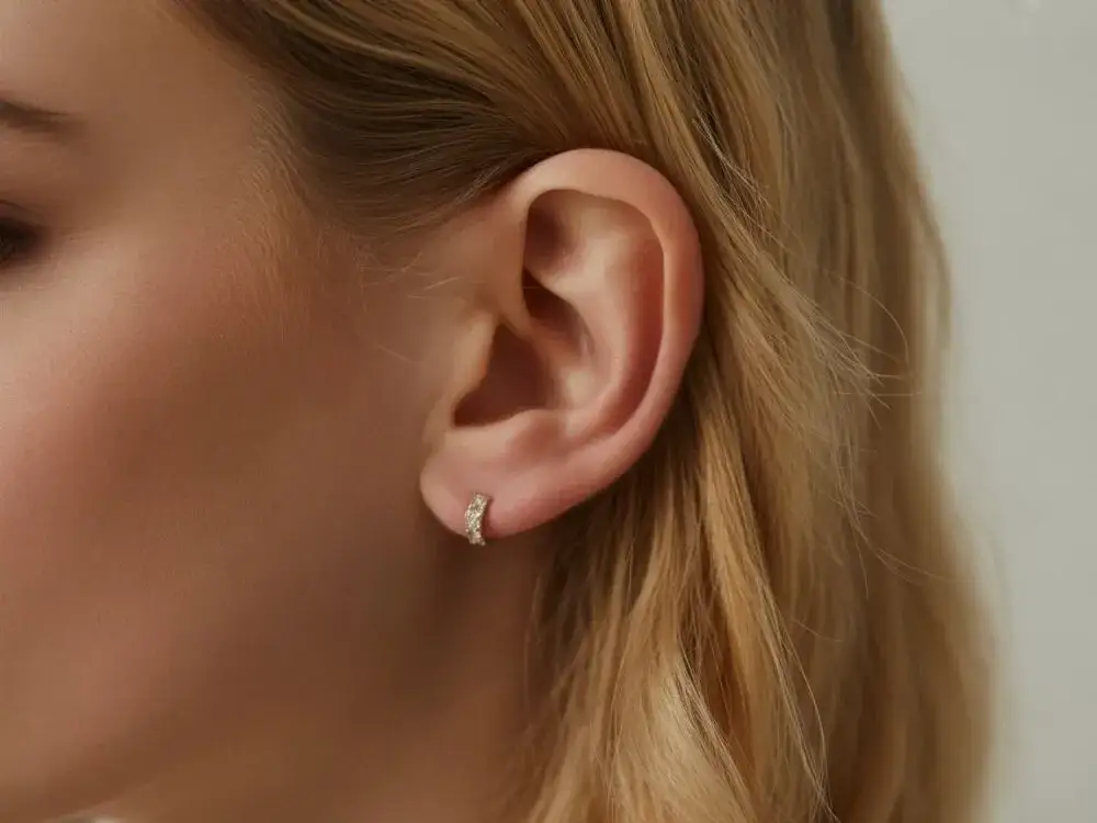 Kolczyk w uchu: Ile kosztuje? Pełny cennik i jak nie przepłacić