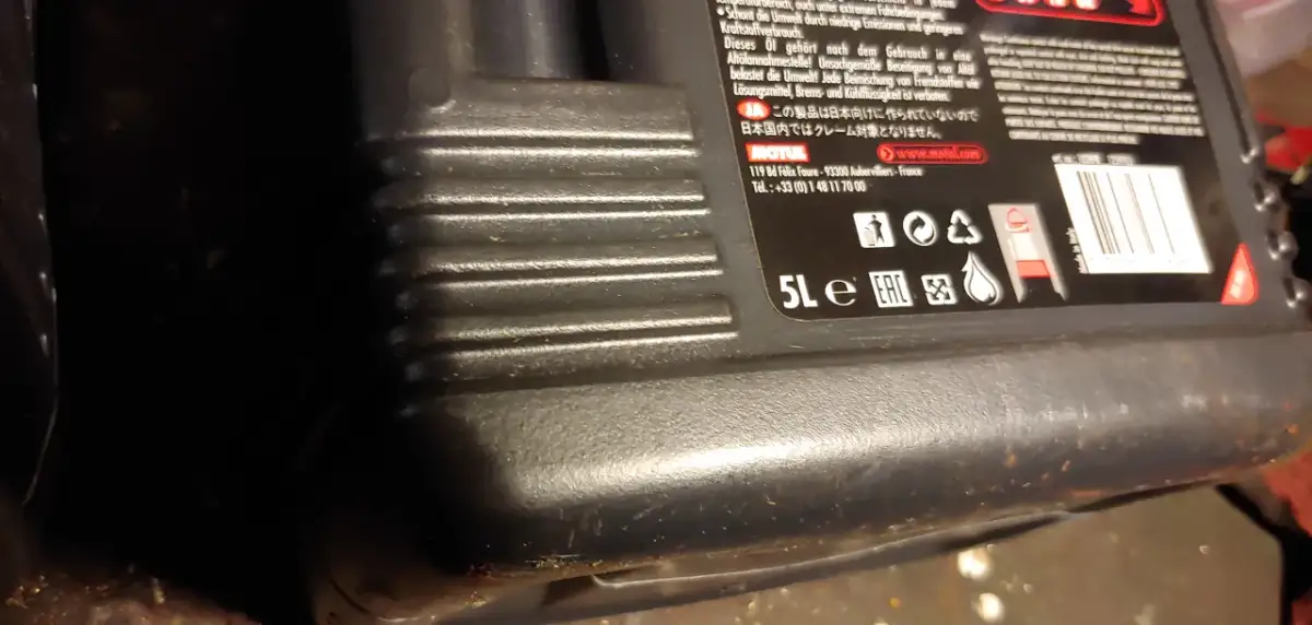 Motul 300V 10W40: Legenda toru, ochrona silnika oryginał czy podróbka?