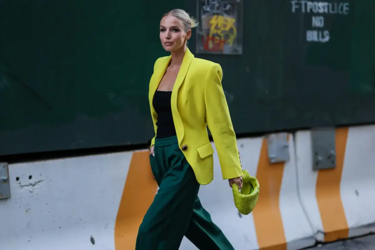 Jak dobierać kolory ubrań damskich: 10 praktycznych wskazówek