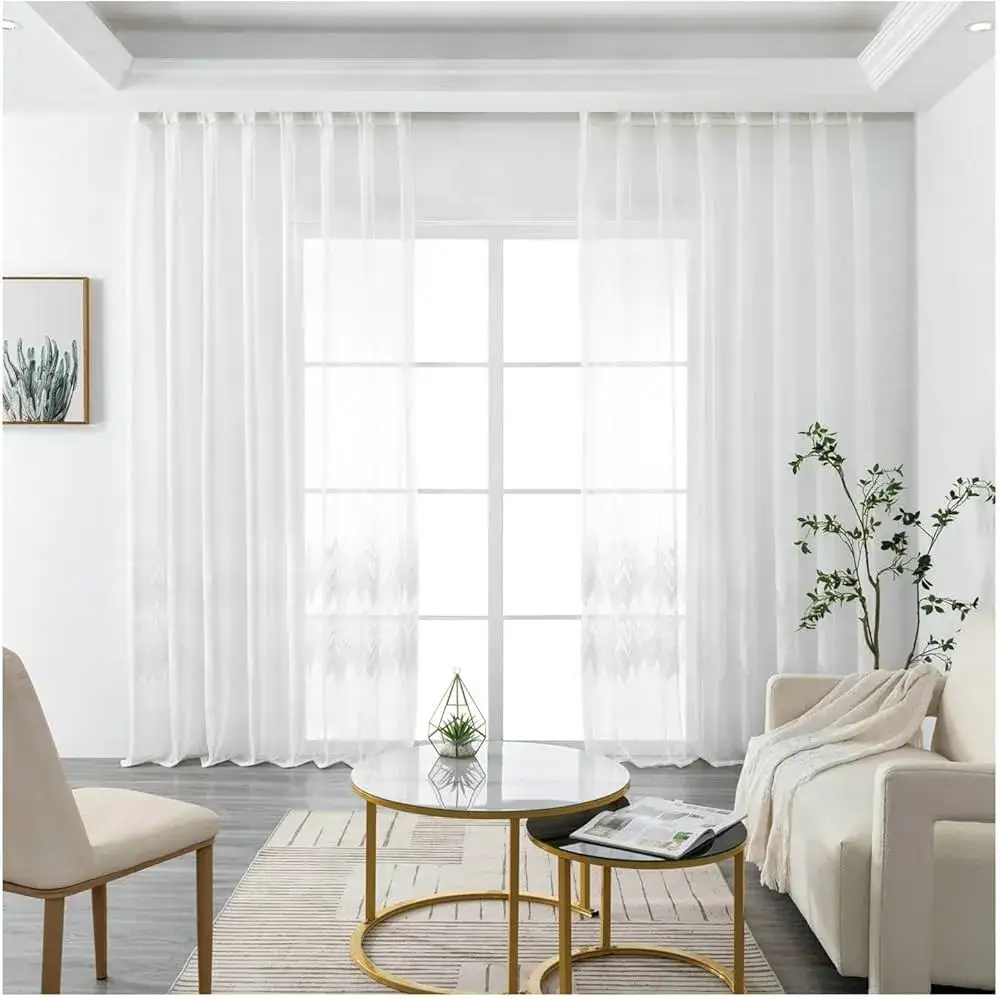 Jakie zasłony do małych okien wybrać, by optycznie powiększyć przestrzeń?