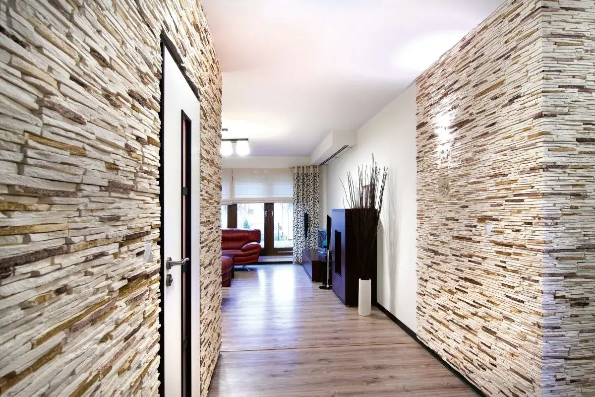 Najlepsze materiały na ściany w przedpokoju: 7 trwałych opcji