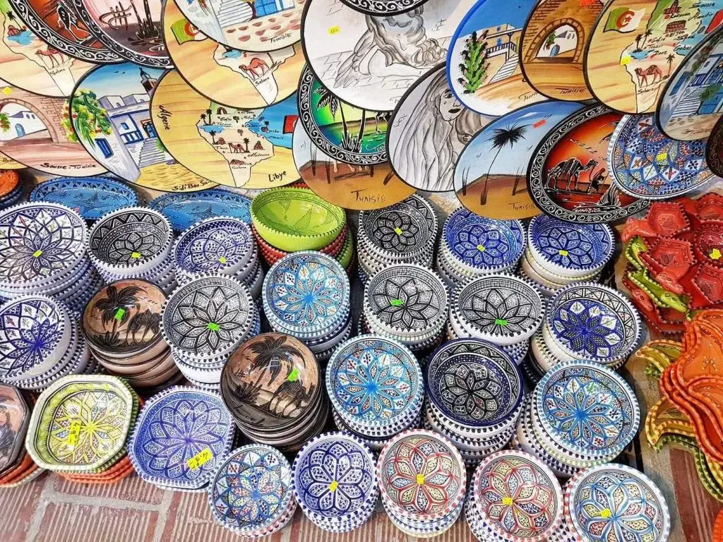 Jakie pamiątki z Tunezji warto przywieźć? Odkryj unikalne skarby
