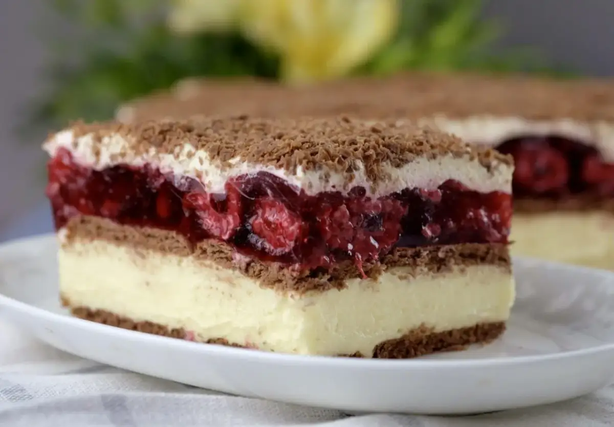 Przepis na ciasto z malinami i budyniem, które zachwyci każdego smakosza