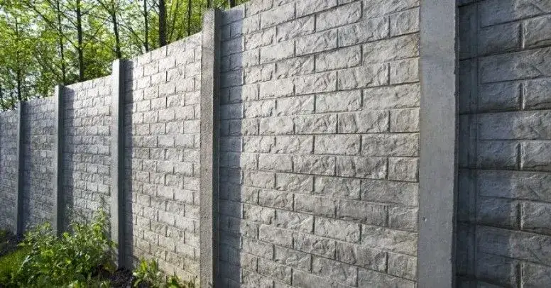 Czym pomalować podmurówkę ogrodzenia, aby była trwała i odporna?