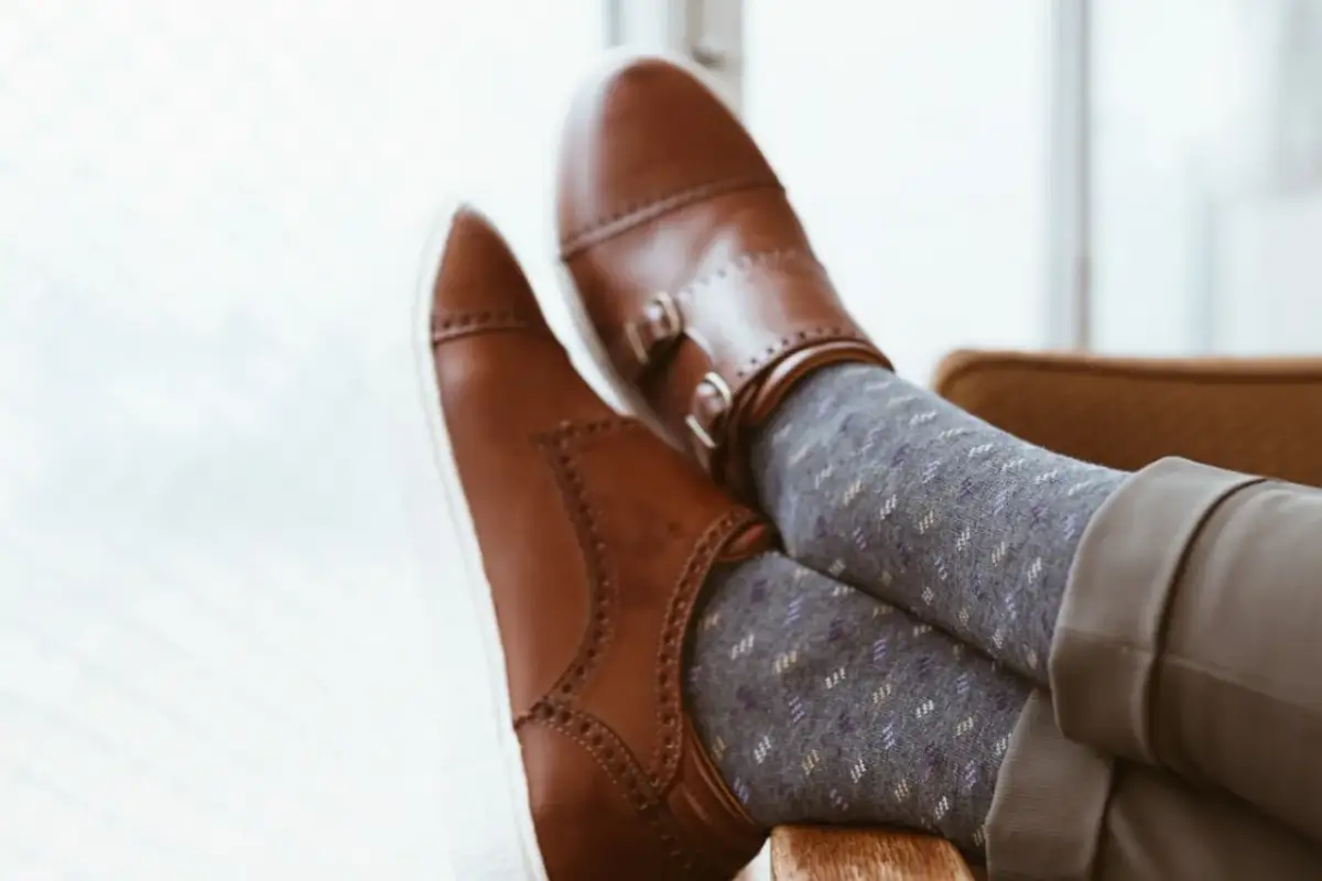 Jakie skarpetki do brązowych butów - unikaj modowych faux pas