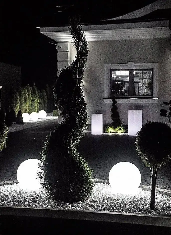 Jak zrobić świecące kule do ogrodu: 5 prostych metod DIY