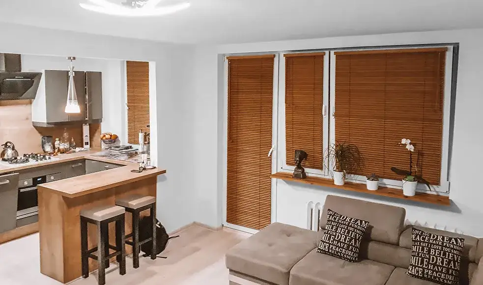 Czym zasłonić okno tarasowe? Sprawdzone sposoby na komfort i styl