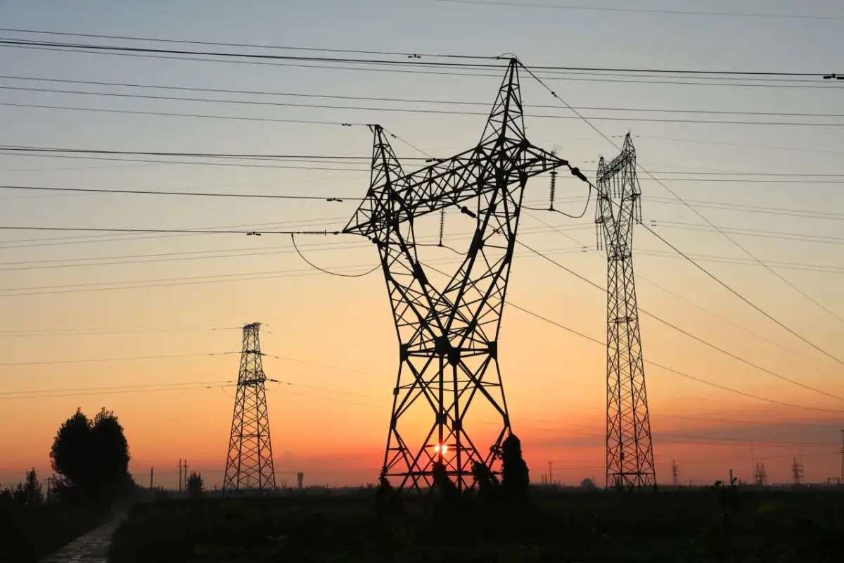 Zachód słońca nad liniami energetycznymi. Trudno ocenić, który dostawca prądu jest najlepszy, gdy niebo maluje się takimi barwami.