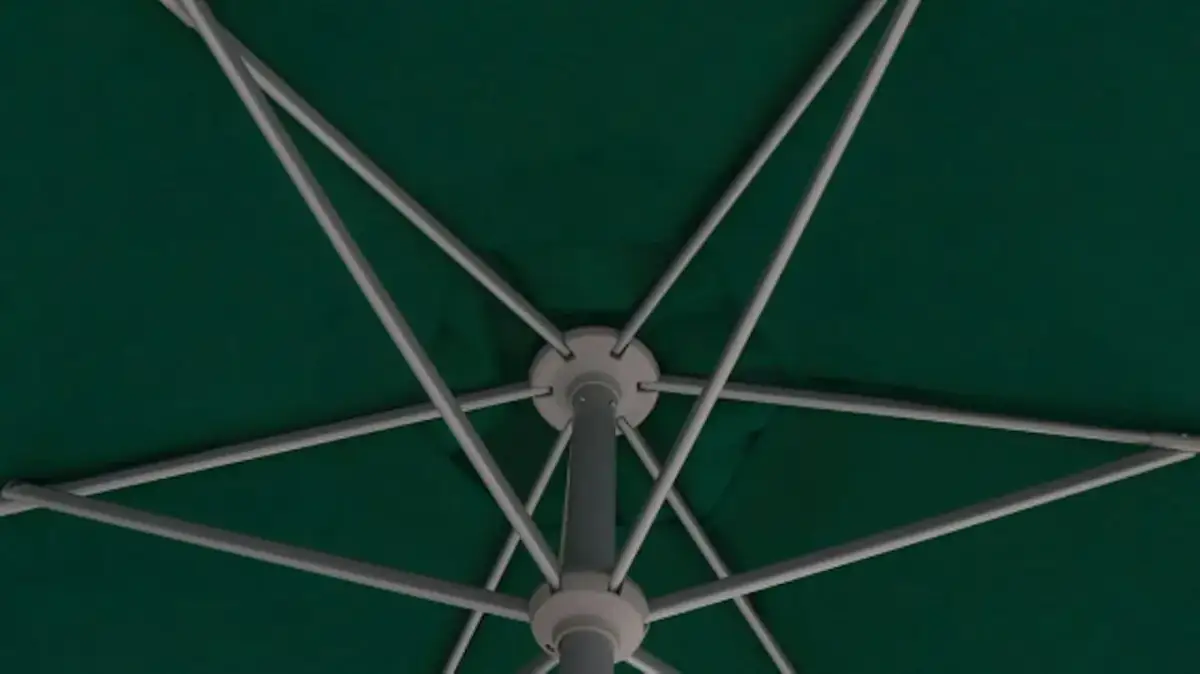 Widok od spodu na zielony parasol ogrodowy z metalowym stelażem.