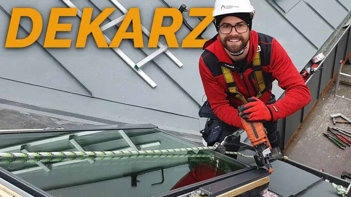 Ile zarabia dekarz i blacharz? Sprawdź aktualne stawki 2024
