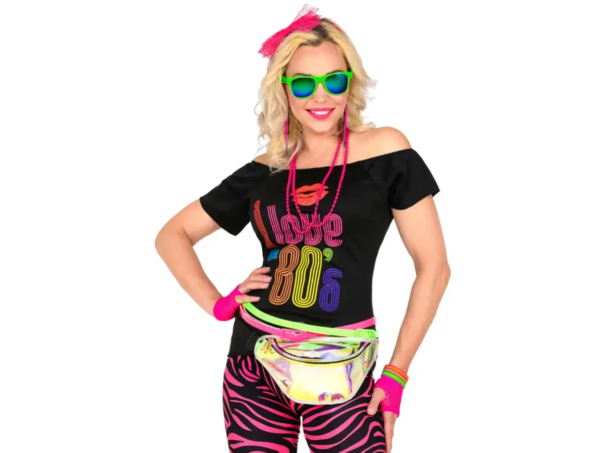 Kobieta w stroju w stylu lat 80. z neonowymi dodatkami i koszulką "I love 80's".