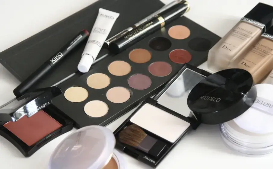 Jakie są kosmetyki do makijażu? Odkryj ich rodzaje i zastosowanie