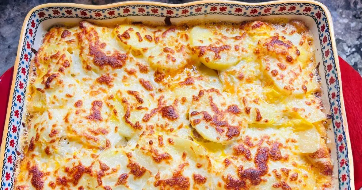 Zapiekanka ziemniaczana z kurczakiem: Prosty przepis na rodzinny hit!