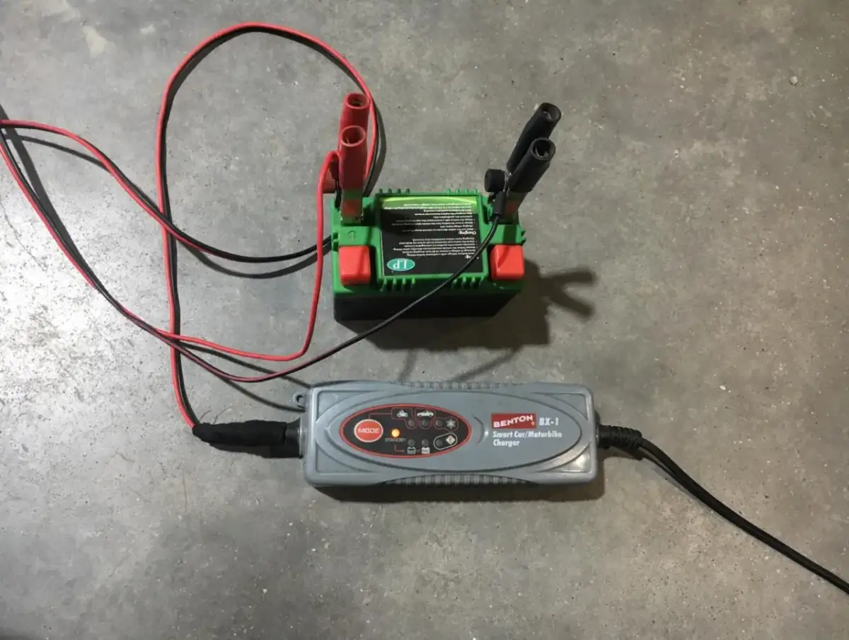 Jak ładować akumulator motocyklowy 12V? Oblicz czas i unikaj błędów