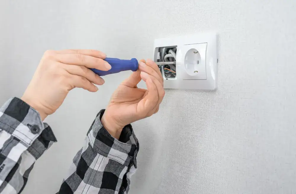 Jak sprawdzić uziemienie w gniazdku i uniknąć niebezpieczeństw