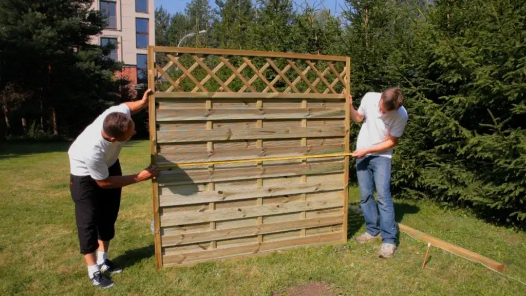Montaż płotu lamelowego: Poradnik krok po kroku. Zrób to sam!