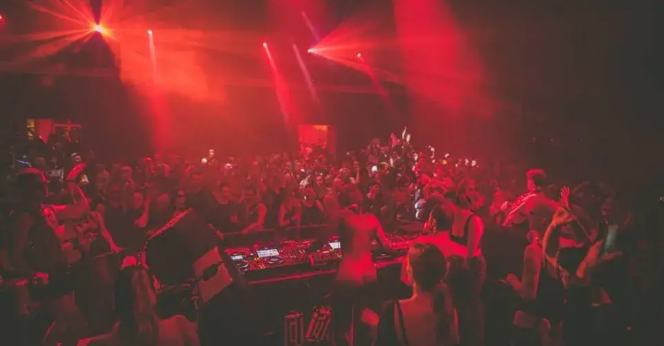 Polska scena techno: Gdzie szukać najlepszych klubów i festiwali?