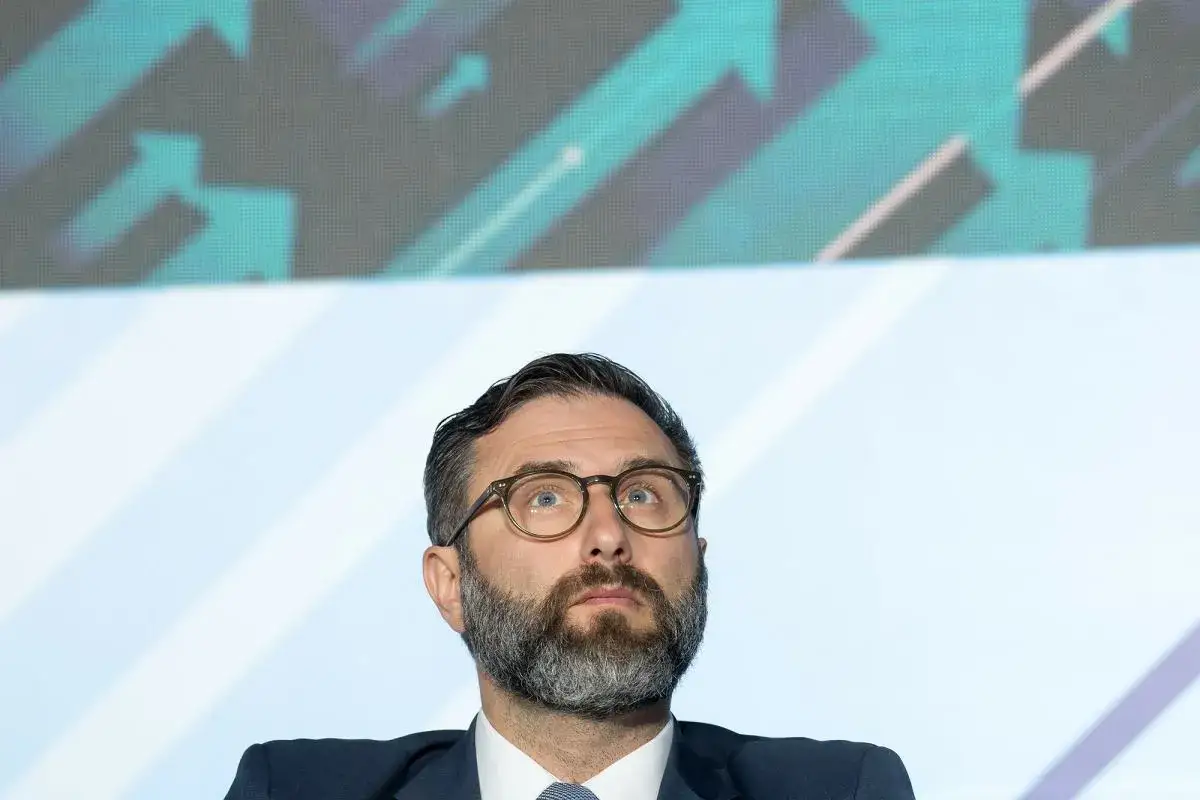 Umowa zlecenie a etat: kluczowe różnice i Twoje prawa Hubert Duda