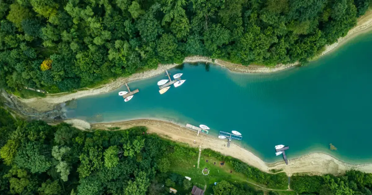 Gdzie kąpać się w górach? Jeziora i zalewy w Polsce przewodnik