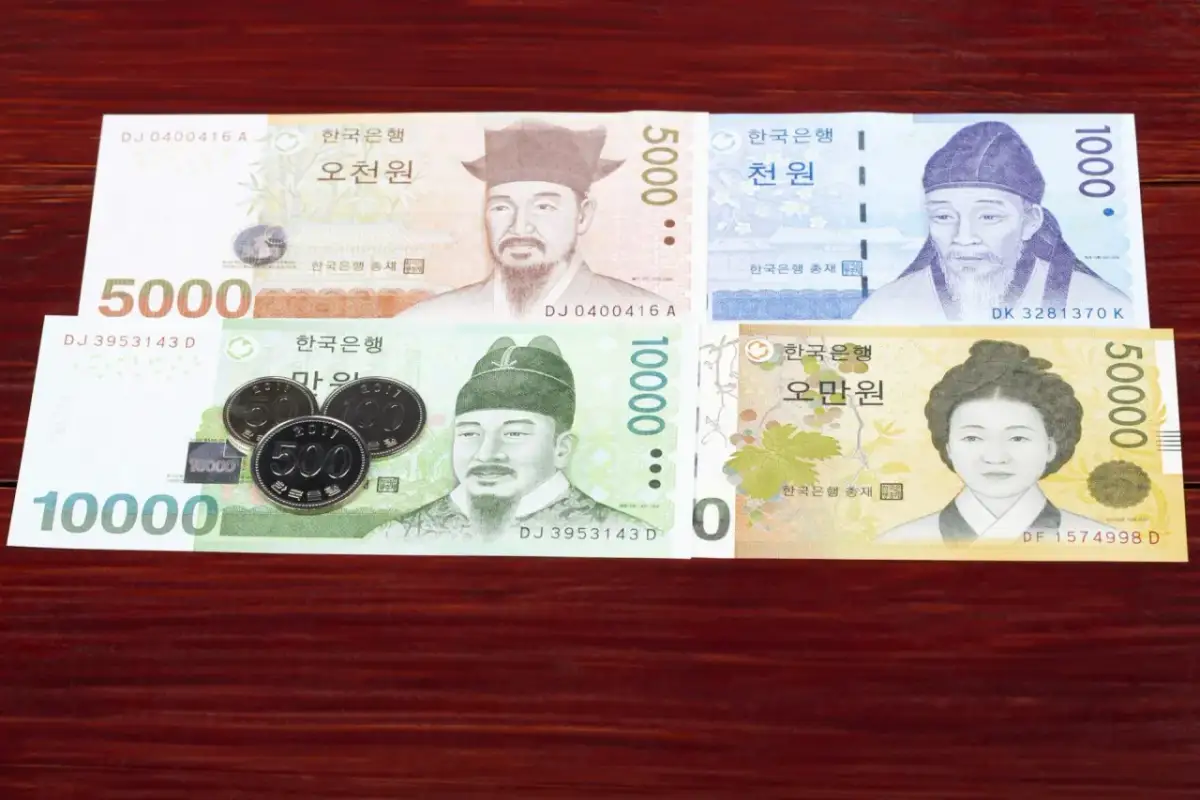 Koreanska wony: banknoty 1000, 5000, 10000 i 50000, a także monety 500 i 100.