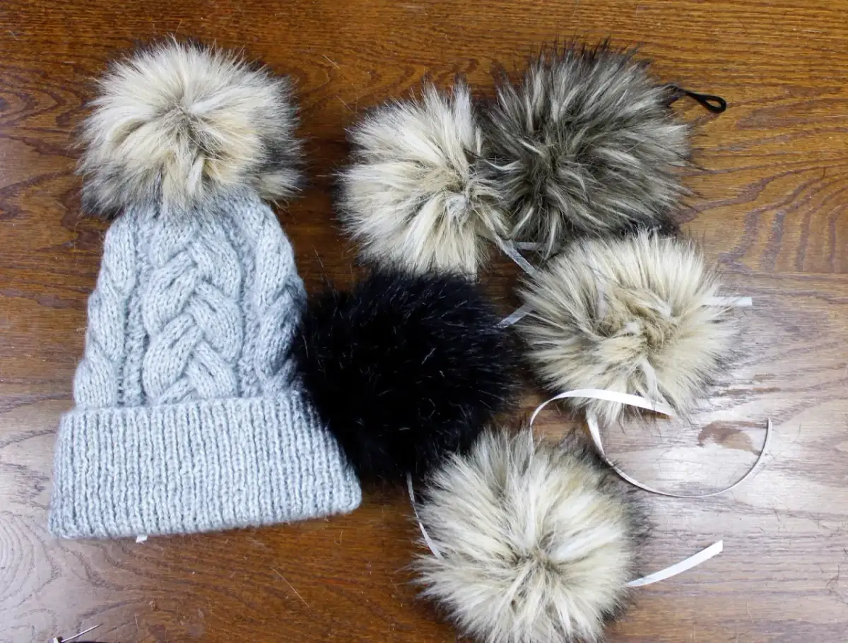 Jak bezpiecznie prać czapkę z pomponem? Sztuczne futro bez uszkodzeń!