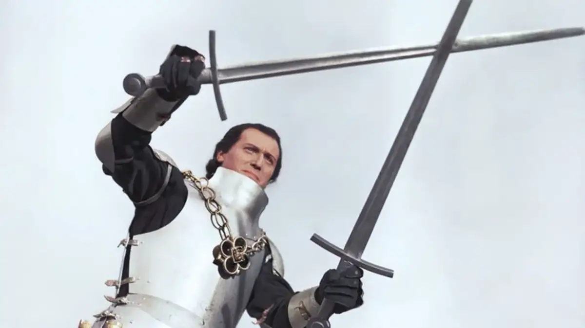 Rycerz w zbroi z dwoma mieczami, scena z filmu "Krzyżacy", który kręcono m.in. w Polsce.