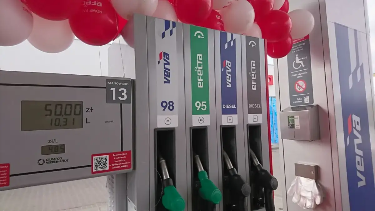 Stacja paliw z dystrybutorami Verva i Efecta. Na ekranie widnieje kwota 50 zł za 10,31 litra paliwa.