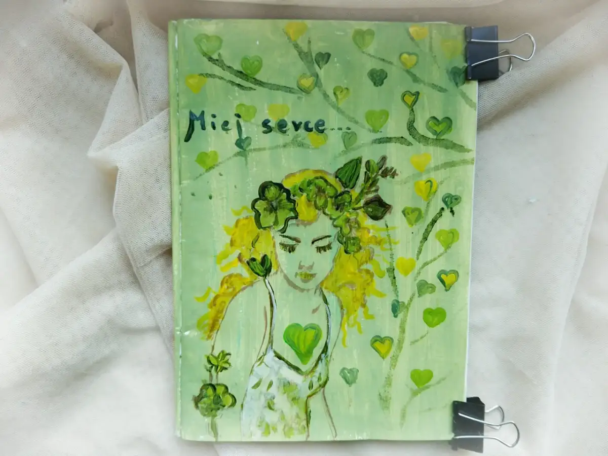 Zielona okładka z malowaną dziewczyną i sercami. Napis "Miej serce i patrzaj w serce" zachęca do empatii i głębszego spojrzenia.