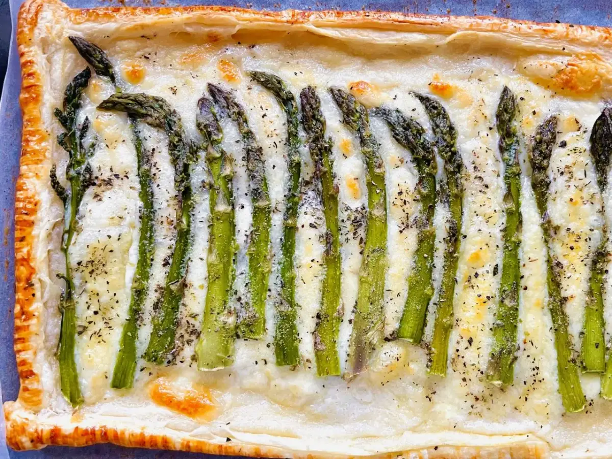 Prosty przepis na ciasto francuskie ze szparagami – szybki obiad w 30 minut